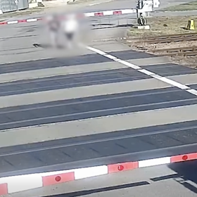 Dva muži se vydali přes železniční přejezd, i když byly dole závory a blikala červená světla.