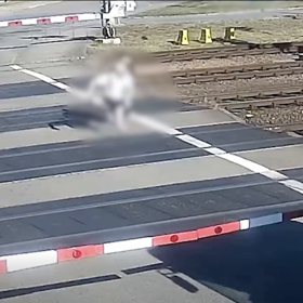 Dva muži přebíhali koleje ve chvíli kdy už se na ně řítil vlak.