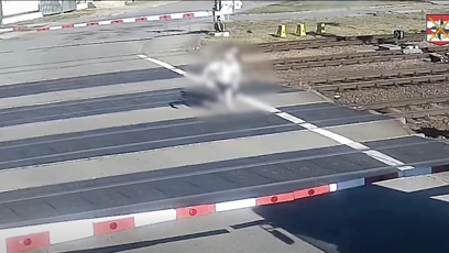 FOTO: Dva muži přebíhali koleje ve chvíli kdy už se na ně řítil vlak.