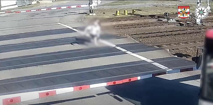 Dva muži přebíhali koleje ve chvíli kdy už se na ně řítil vlak.