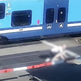 Jeden z mužů na místě zemřel, když ho srazil rychlík, druhý utrpěl zranění.