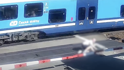FOTO: Jeden z mužů na místě zemřel, když ho srazil rychlík, druhý utrpěl zranění.