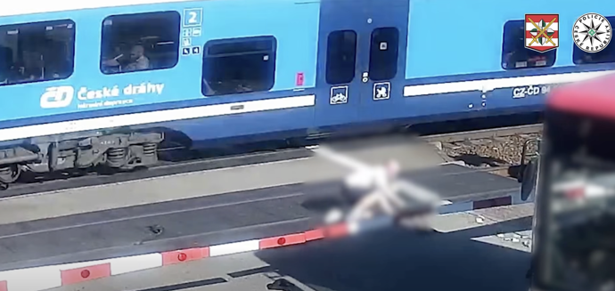 Jeden z mužů na místě zemřel, když ho srazil rychlík, druhý utrpěl zranění.
