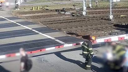FOTO: Hasiči ihned běželi k přeživšímu.