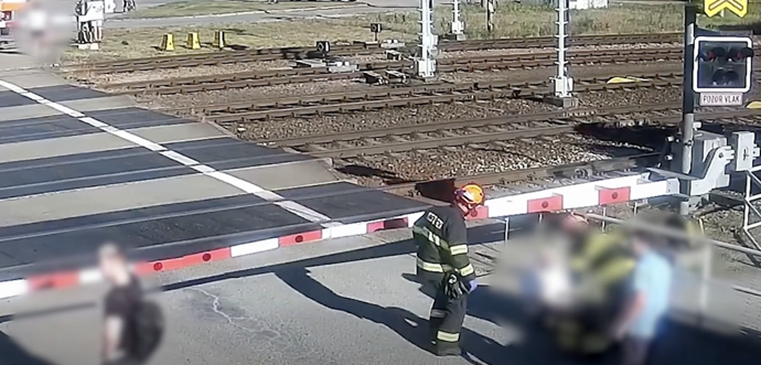 Hasiči ihned běželi k přeživšímu.