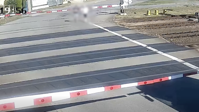 FOTO: Dva muži se rozhodli přeběhnout železniční koleje ve chvíli kdy se řítil vlak.