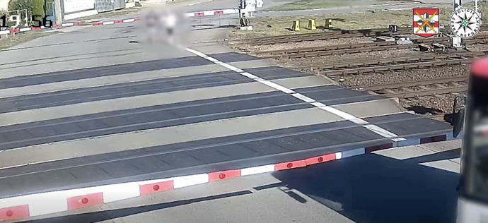 Dva muži se rozhodli přeběhnout železniční koleje ve chvíli kdy se řítil vlak. 