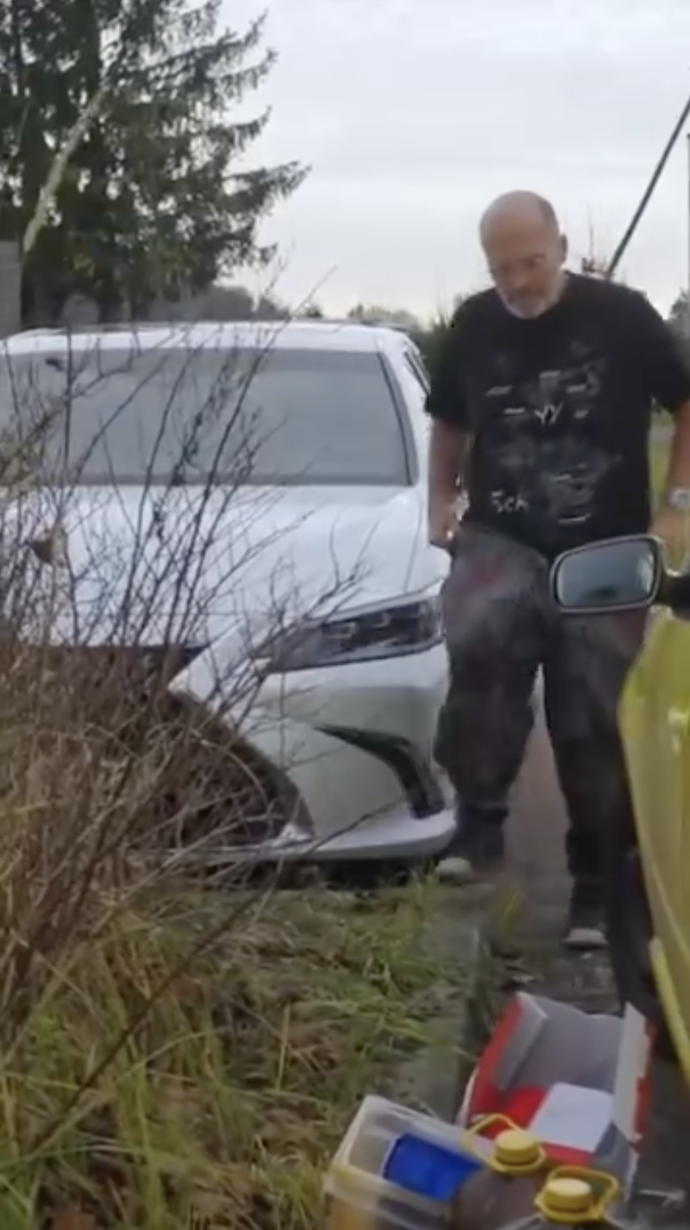 U auta se válel vyjetý olej.