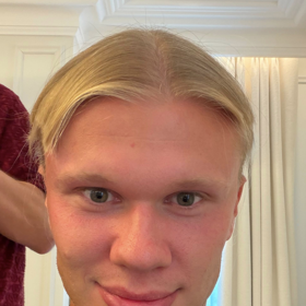 Haaland změnil účes.