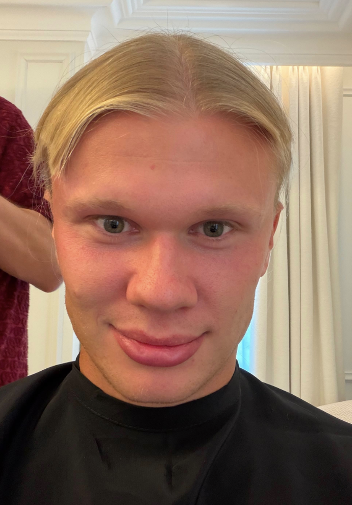 Haaland změnil účes. 