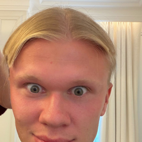 Erling Haaland během stříhání.