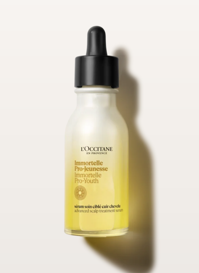 Toto pokročilé sérum spojuje antioxidační sílu esenciálního oleje ze slaměnky, jedinečného oleje z Korsiky, se směsí revitalizačních přírodních peptidů a kyseliny hyaluronové, aby působilo na pokožku hlavy, vlasové folikuly i samotné vlasy, 1250 Kč