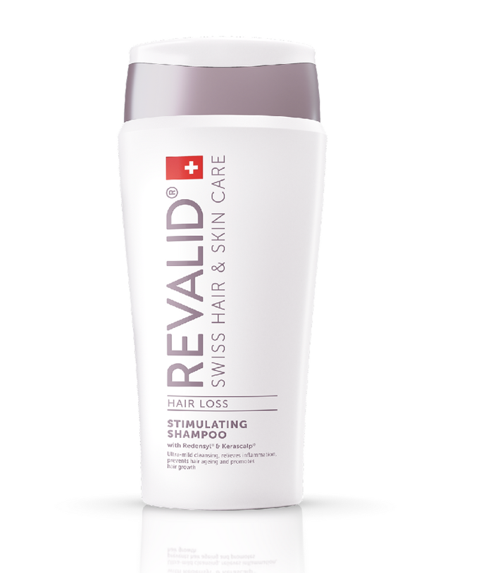 Stimulující šampon Revalid Stimulating Shampoo pro posílení vlasů a proti jejich vypadávání obsahuje inovativní aktivní složku Redensyl®, která působí na kmenové buňky vlasového folikulu, kombinovanou se zinkem a glycinem. Bohaté složení obohacené o Pentavitin® a Amisoft® se navíc postará i o hydrataci vlasů a pokožky hlavy. 326 Kč