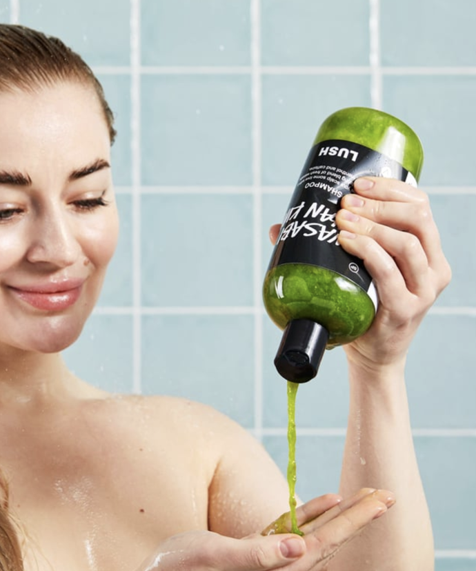 Šampon se stimulačním kořenem wasabi nastartuje vlasové folikuly a podpoří růst vlasů. Až jej budete vmasírovávat do vlasové pokožky, kombinace čerstvého křenu, kofeinového prášku a mentolových krystalků se postará o pořádnou hřejivou stimulující vzpruhu. 380 Kč