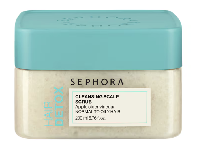 Exfoliační vlasový šampon SEPHORA COLLECTION z řady HAIR DETOX intenzivně čistí vlasovou pokožku díky exfoliačním účinkům a zároveň zachovává její přirozenou rovnováhu. 460 Kč