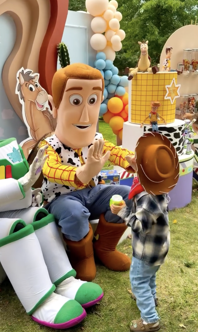 Na oslavě nechyběly obří postavičky z filmu Toy Story.