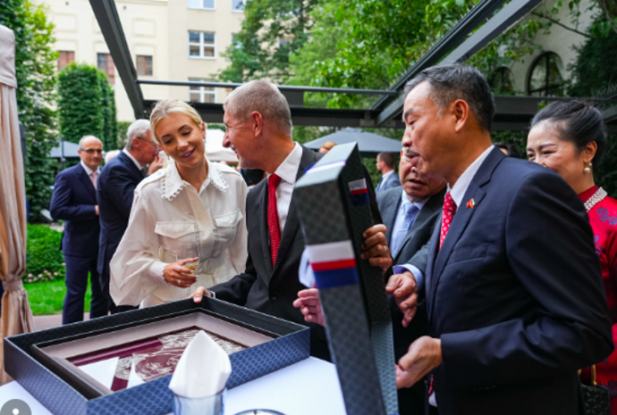 Andrej Babiš i Vivien Babišová si akci moc užili. 