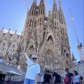 Laďka Něrgešová u hlavní památky v Barceloně.