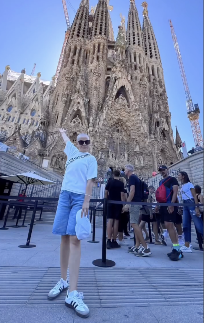 Laďka Něrgešová u hlavní památky v Barceloně.