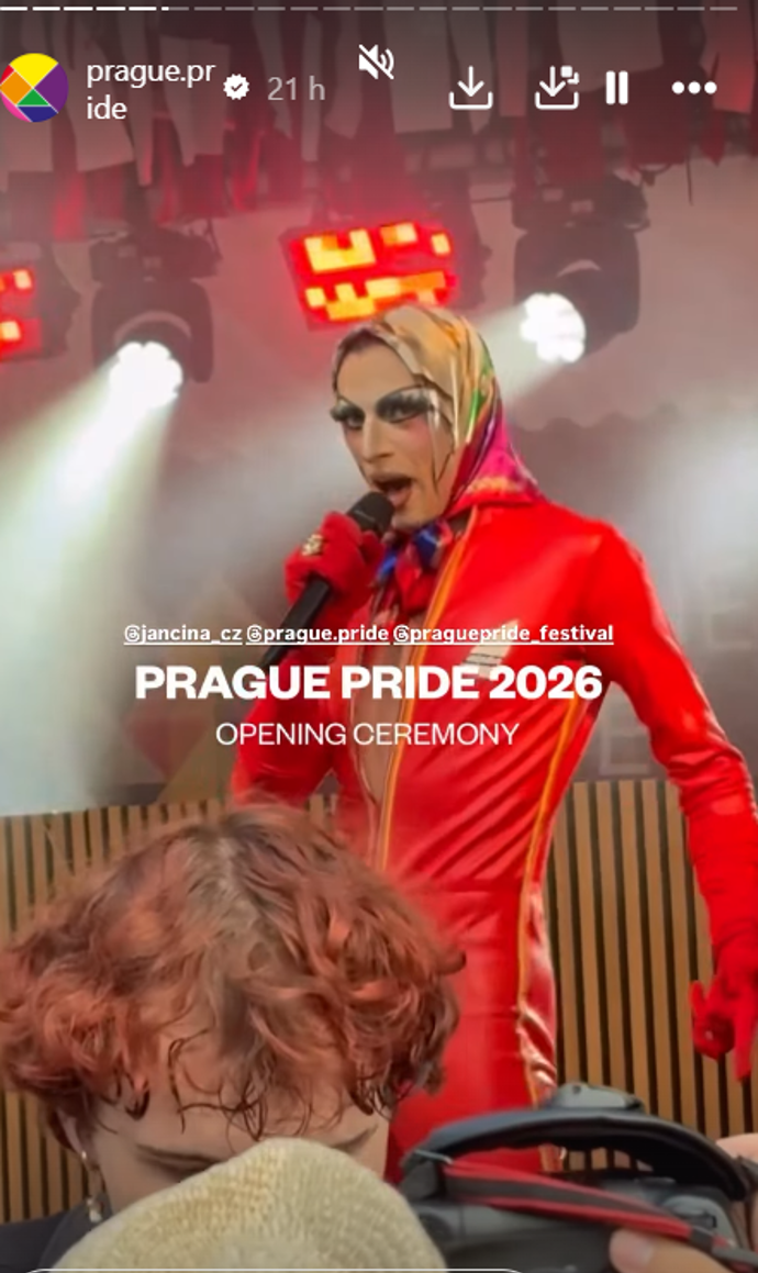 Jan Cina vystoupil na Prague Pride jako Jan Cina. 