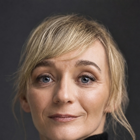 Hrdinky jako vy: Tři příběhy, které musíte slyšet v podání tří hvězd, Kláry Sedláčkové Oltové, Veroniky Lazorčákové a Jitky Ježkové. Vyprávějí je s profesionalitou a nasazením, kvůli kterým je milujeme.