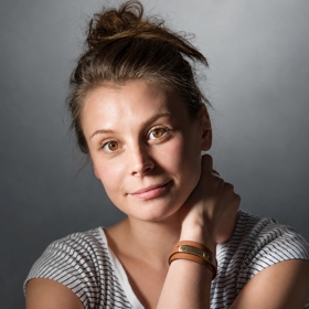 Hrdinky jako vy: Tři příběhy, které musíte slyšet v podání tří hvězd, Kláry Sedláčkové Oltové, Veroniky Lazorčákové a Jitky Ježkové. Vyprávějí je s profesionalitou a nasazením, kvůli kterým je milujeme.