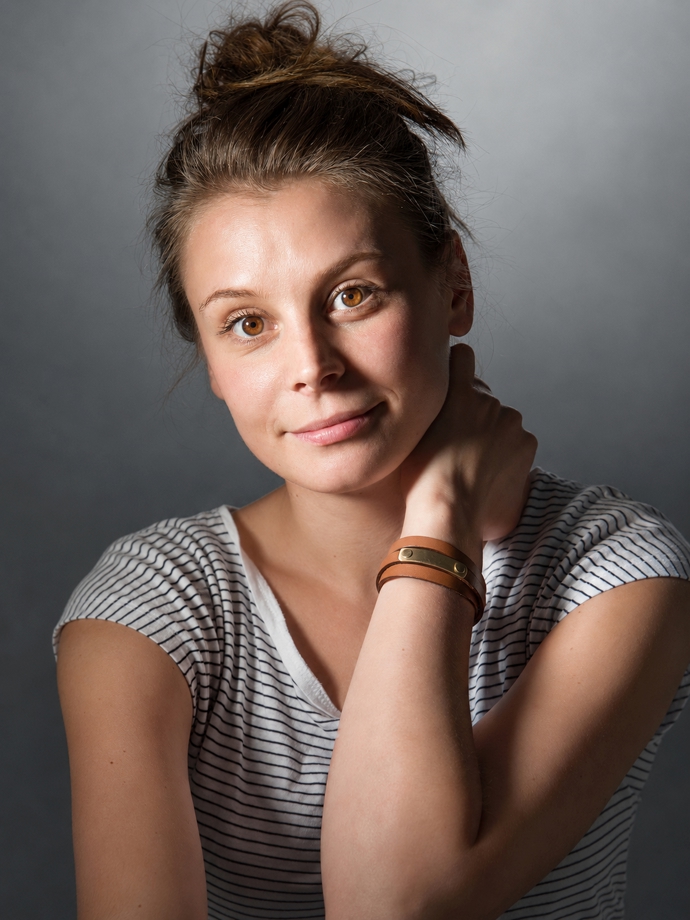 Hrdinky jako vy: Tři příběhy, které musíte slyšet v podání tří hvězd, Kláry Sedláčkové Oltové, Veroniky Lazorčákové a Jitky Ježkové. Vyprávějí je s profesionalitou a nasazením, kvůli kterým je milujeme. Hrdinky jako vy: Tři příběhy, které musíte slyšet v podání tří hvězd, Kláry Sedláčkové Oltové, Veroniky Lazorčákové a Jitky Ježkové. Vyprávějí je s profesionalitou a nasazením, kvůli kterým je milujeme.