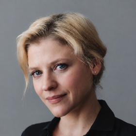 Hrdinky jako vy: Tři příběhy, které musíte slyšet v podání tří hvězd, Kláry Sedláčkové Oltové, Veroniky Lazorčákové a Jitky Ježkové. Vyprávějí je s profesionalitou a nasazením, kvůli kterým je milujeme.