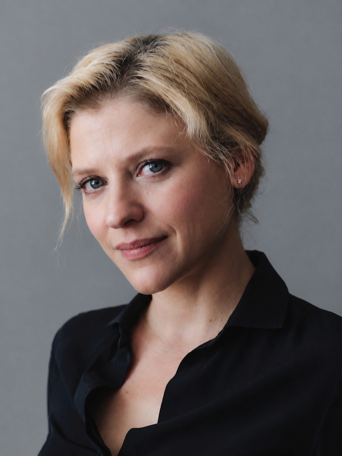 Hrdinky jako vy: Tři příběhy, které musíte slyšet v podání tří hvězd, Kláry Sedláčkové Oltové, Veroniky Lazorčákové a Jitky Ježkové. Vyprávějí je s profesionalitou a nasazením, kvůli kterým je milujeme. Hrdinky jako vy: Tři příběhy, které musíte slyšet v podání tří hvězd, Kláry Sedláčkové Oltové, Veroniky Lazorčákové a Jitky Ježkové. Vyprávějí je s profesionalitou a nasazením, kvůli kterým je milujeme.