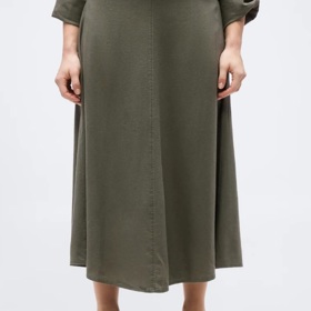 5 stylových kousků z výprodejů, které ocení ženy s velikostí plus size: Vedou široké nohavice a rafinované vesty