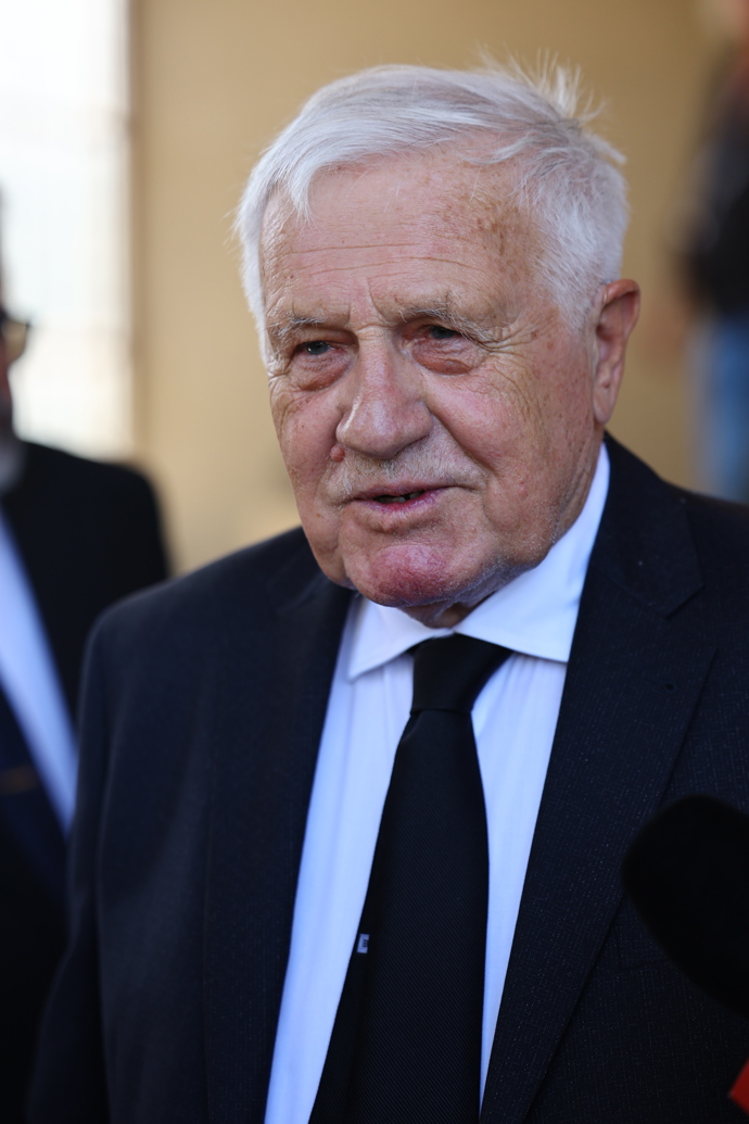 Václav Klaus na pohřbu Milana Knížáka.