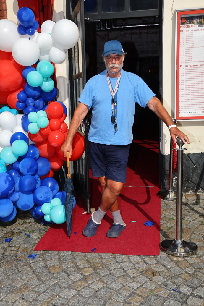 Ani zdravotní komplikace však Pavlu Novému nezabránily dorazit mezi kolegy.