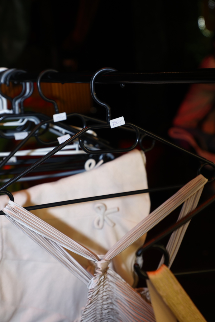 Některé kousky byly z fast fashion a cenově se pohybovaly níže než ty luxusní značkové. 