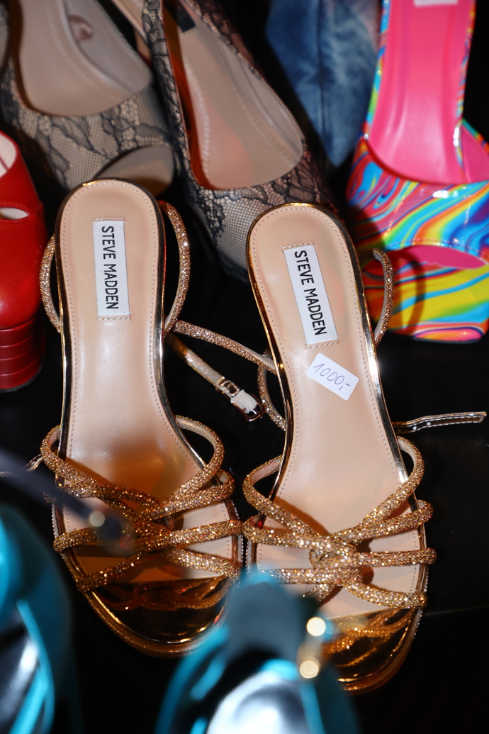 Steve Madden boty ve zlatém provedení, které Lela prodávala za 1000,-. 