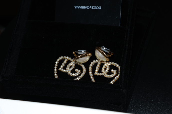 Na výběr byly i šperky – například náušnice Dolce & Gabbana.