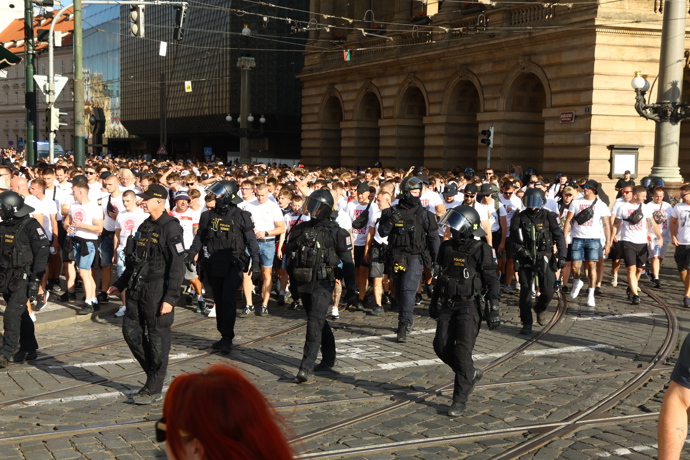 Davy hlídala policie. 