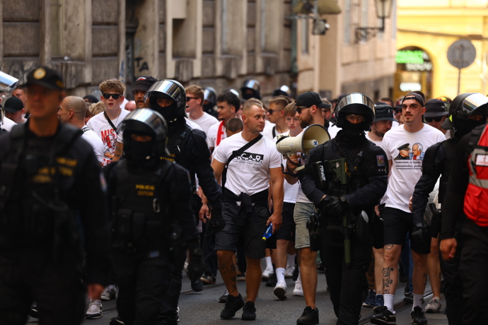 Dav doprovázelo více než 100 policajtů. 
