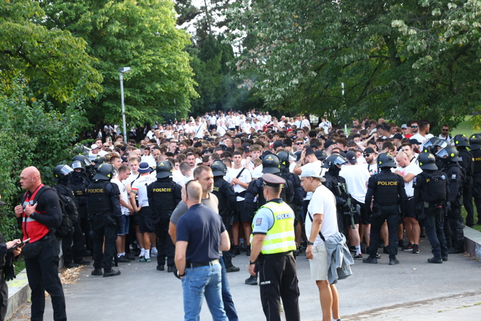 Dále se vydali cestou směrem k Letenskému stadionu. 