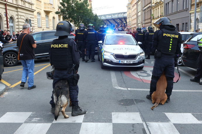 Na scéně byli i policajti se psy. 