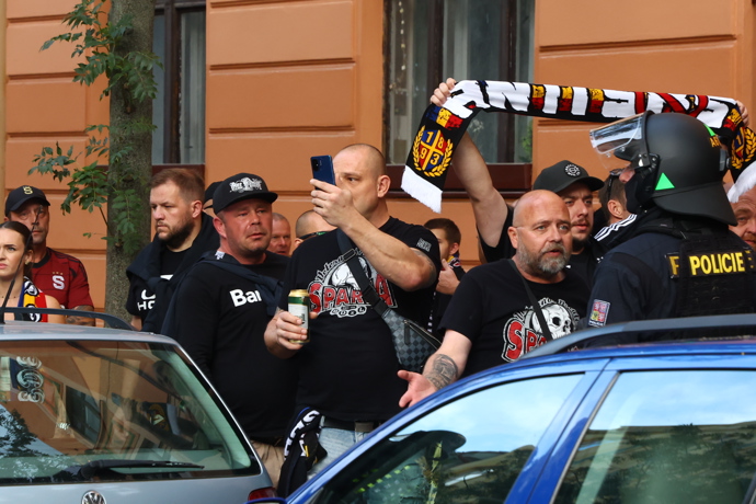 Fanoušci jsou ze zápasu jistě nervózní. 