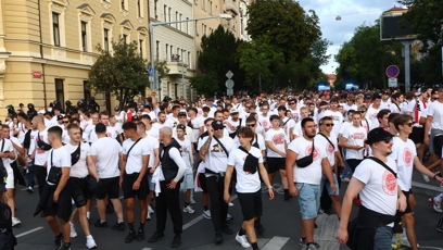 FOTO: Velký zástup fanoušků Slavie se vydal pražskými ulicemi.