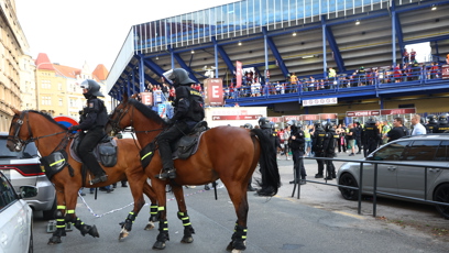 FOTO: Dav nakonec dorazil až k letenskému stadionu.