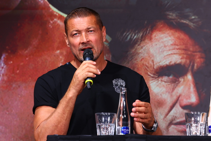 Petr Jákl předtím dělal rozhovor s Arnoldem Schwarzeneggerem. 