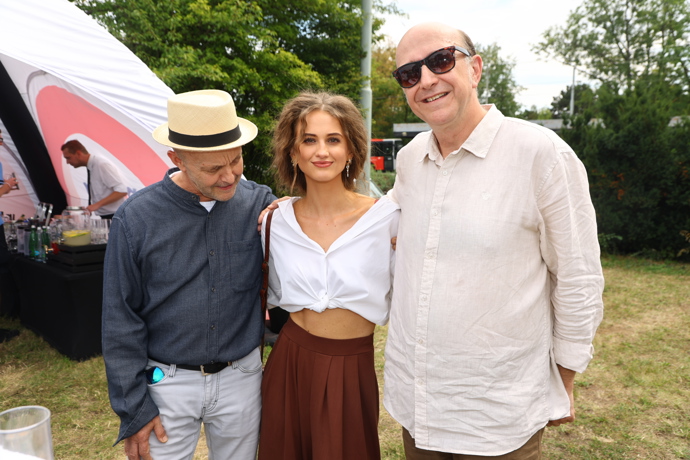 Michaela Petřeková v obklopení Roberta Nebřenského a Jana Vondráčka. 