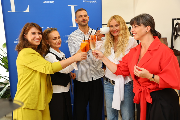 Křtilo se proseccem a letním drinkem, aperolem. 