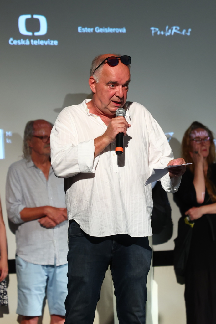 Rozjetý Ondřej Trojan na premiéře dokumentu Dvě deci tuše.