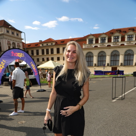 Mia Kirchnerová s bříškem. 
