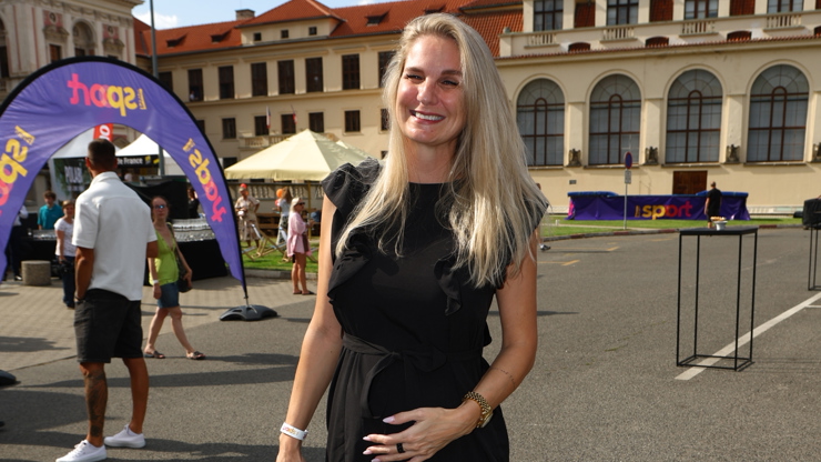 Mia Kirchnerová s bříškem.
