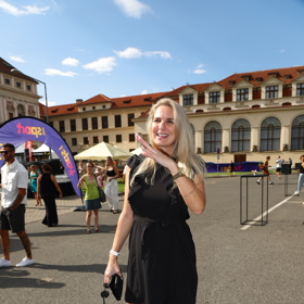 Mia Kirchnerová rozdávala úsměvy na všechny strany. 