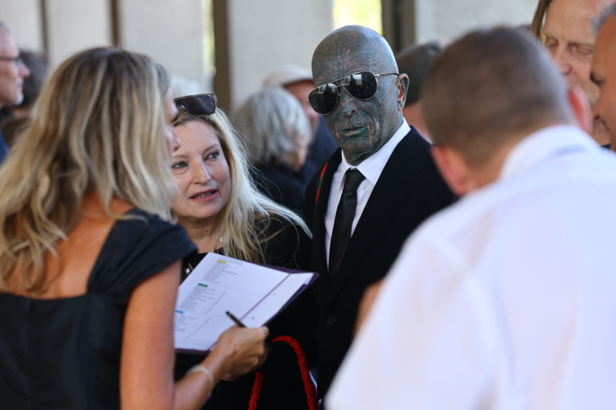 Umělec Vladimír Franz na pohřbu Milana Knížáka.